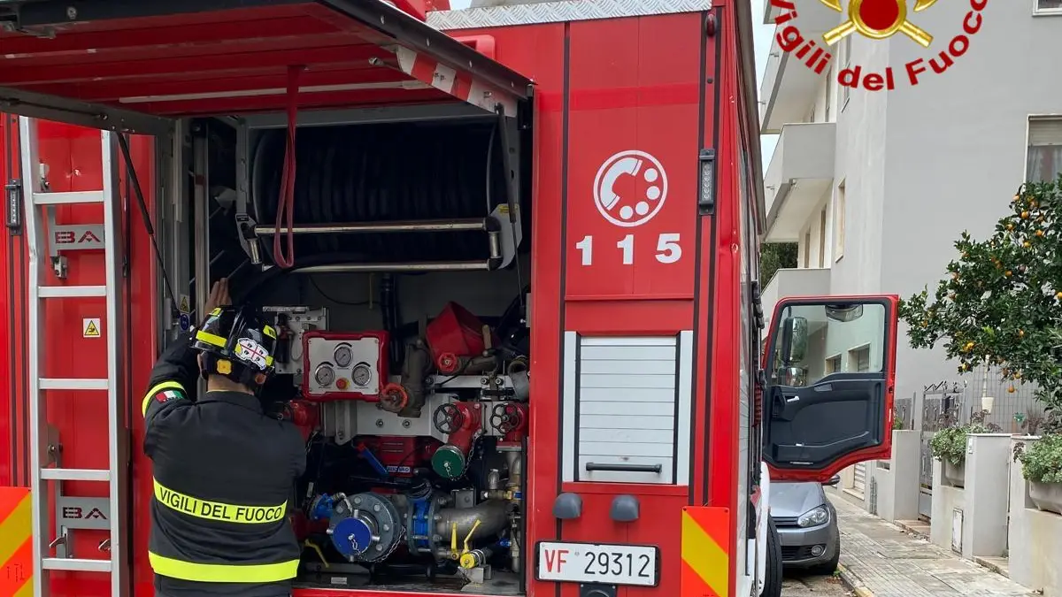 Grosso incendio a Porto Torres: fiamme divampano nella zona industriale