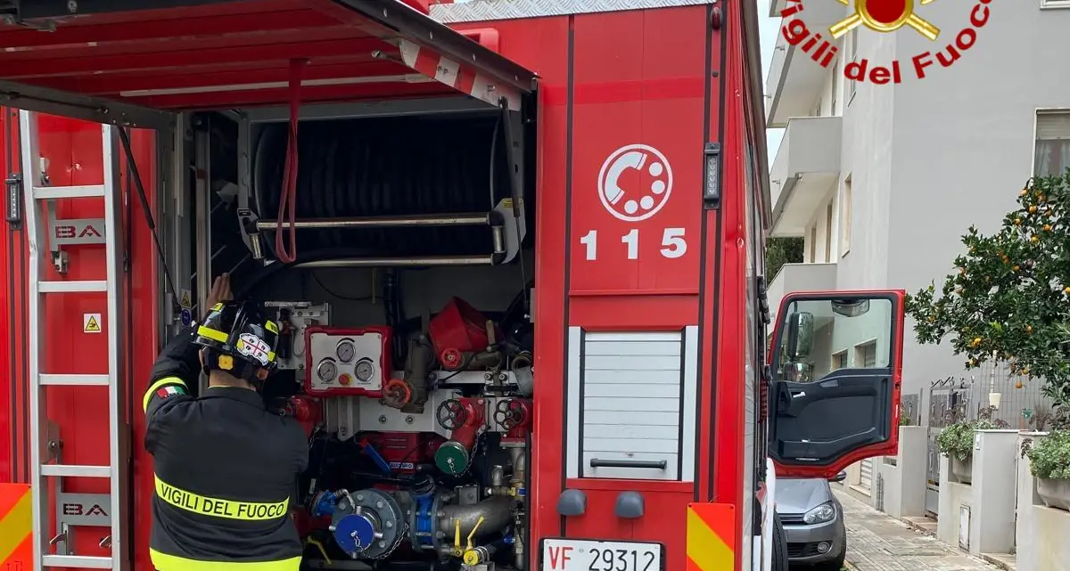 Grosso incendio a Porto Torres: fiamme divampano nella zona industriale