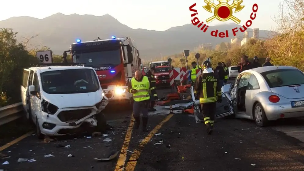 Incidente lungo la SS 131 Dcn: feriti gravemente tre uomini