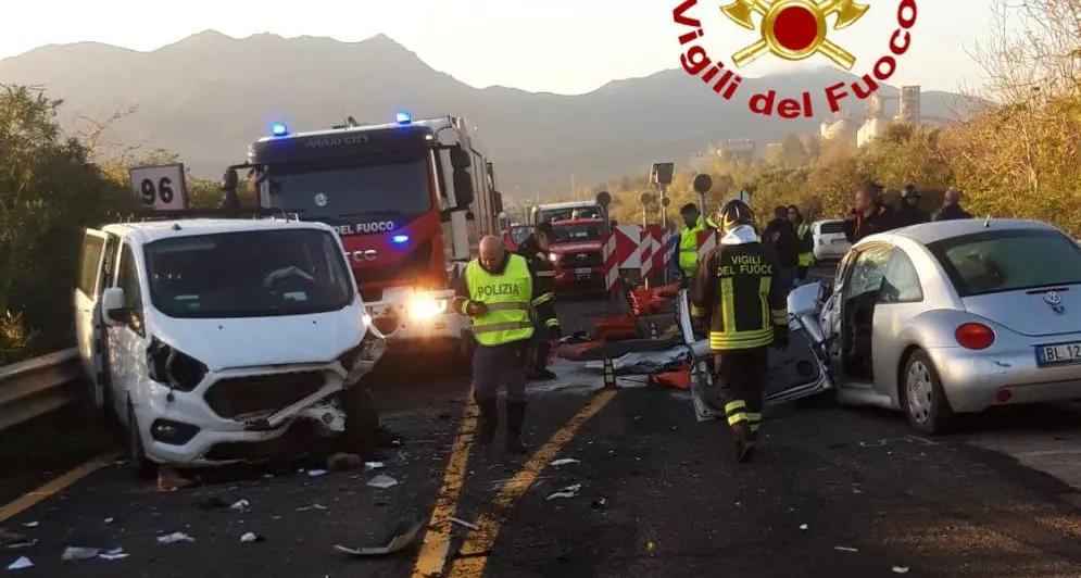 Incidente lungo la SS 131 Dcn: feriti gravemente tre uomini