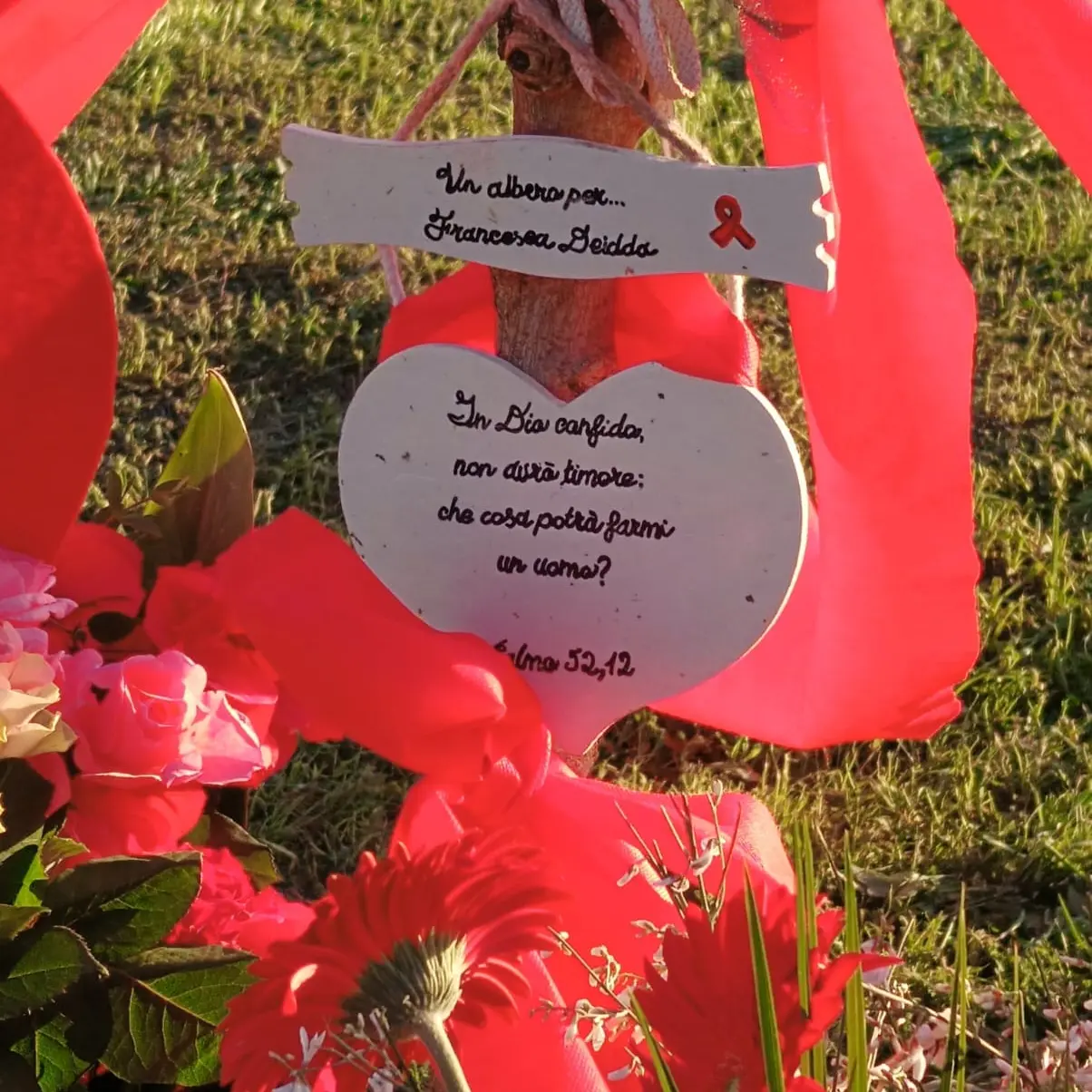 Una gerbera rossa per Francesca Deidda: la comunità si stringe nel ricordo
