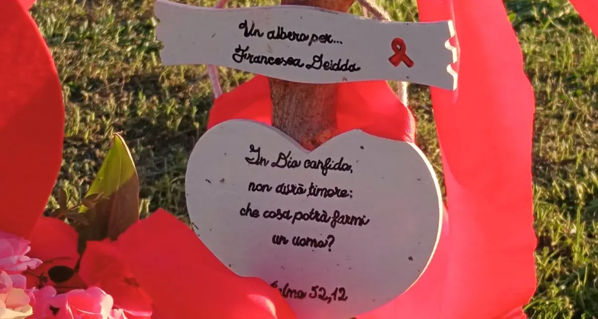 Una gerbera rossa per Francesca Deidda: la comunità si stringe nel ricordo