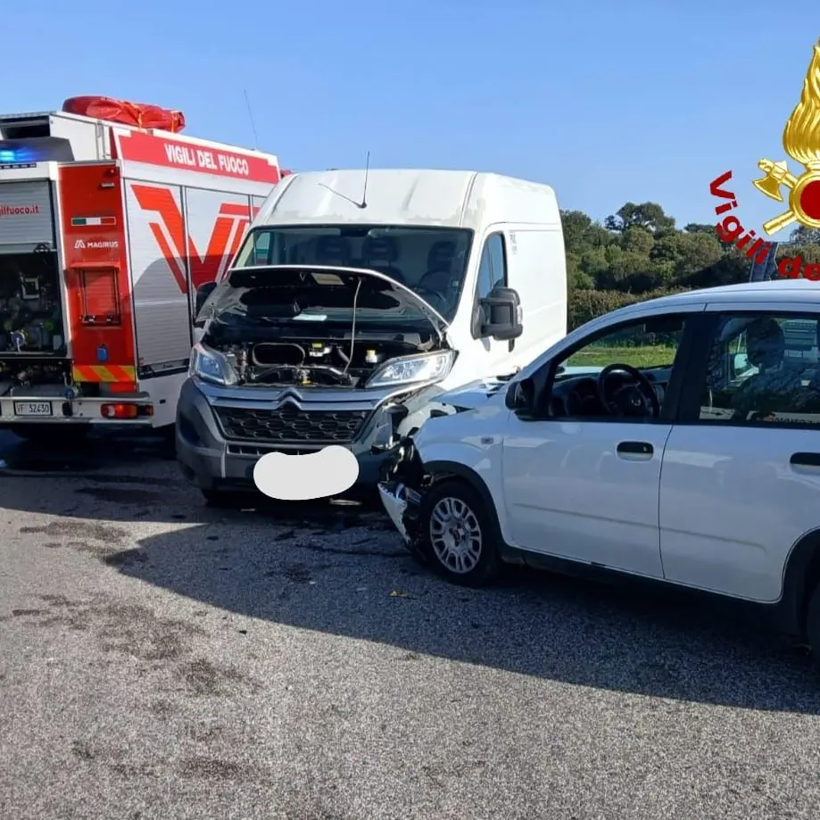 Scontro frontale a Luras: due persone in ospedale