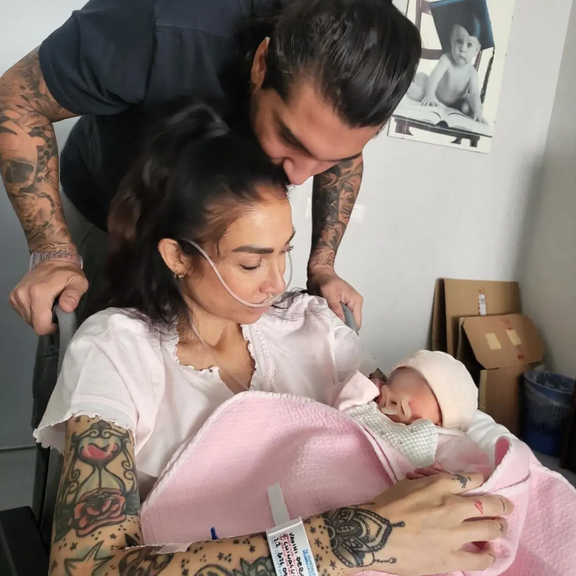 Rinuncia alle cure e muore a 38 anni per salvare la figlia: non mancano le critiche