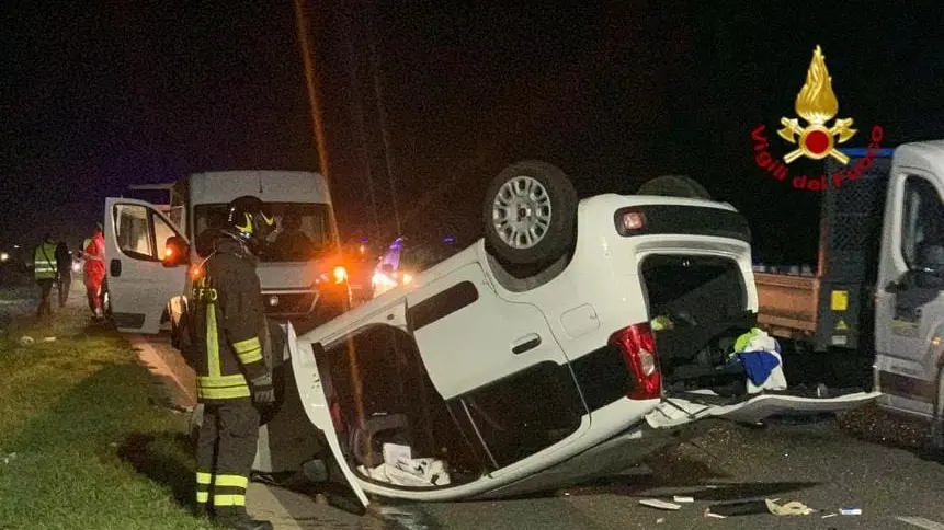 Incidente sulla Statale 131: tre auto coinvolte, una si ribalta