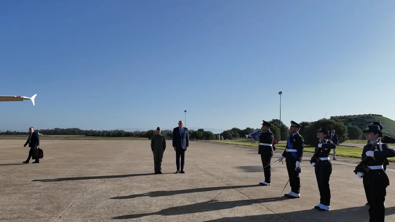 Crosetto visita la scuola di volo internazionale a Decimomannu