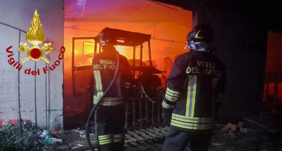 Notte di fuoco a Ploaghe: fienile completamente distrutto da un incendio
