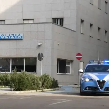 Minacce e coltello: rapina in un'edicola a Sassari
