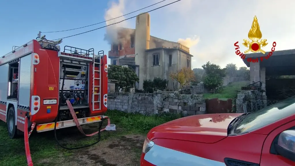 Incendio ad Ardauli: Vigili del fuoco in azione all'alba, un ferito