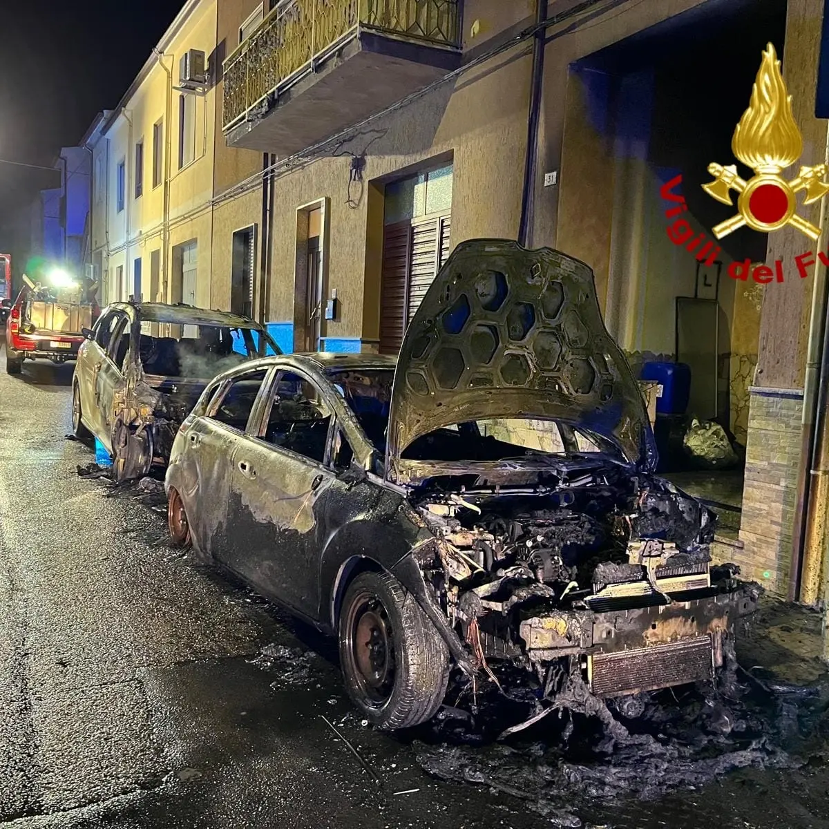 Notte di paura a Sorso: auto incendiate e salvataggio in extremis di 3 persone