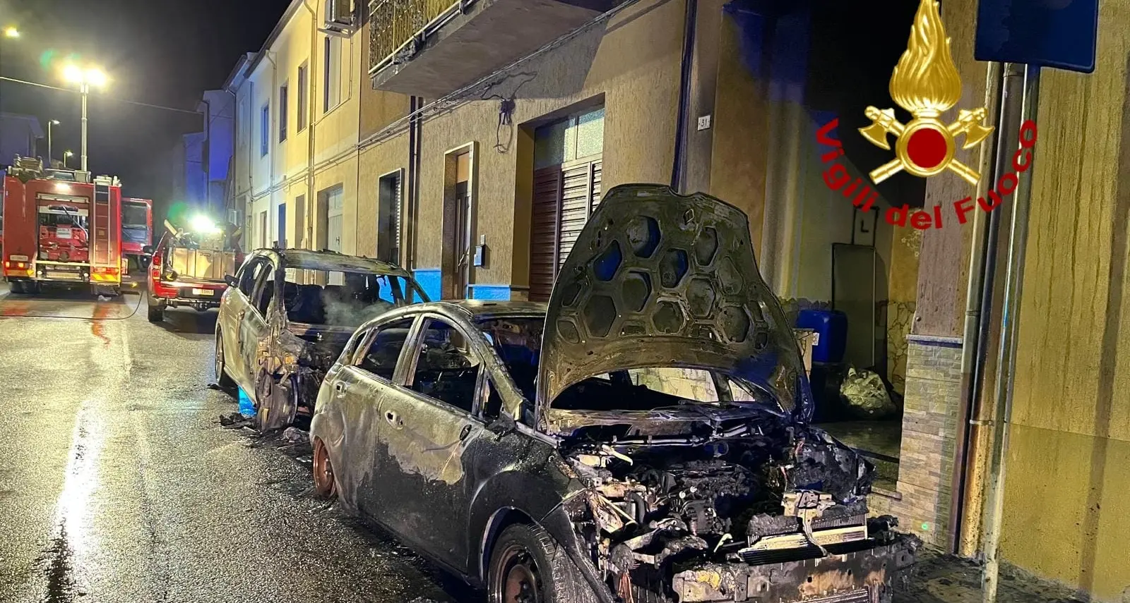 Notte di paura a Sorso: auto incendiate e salvataggio in extremis di 3 persone