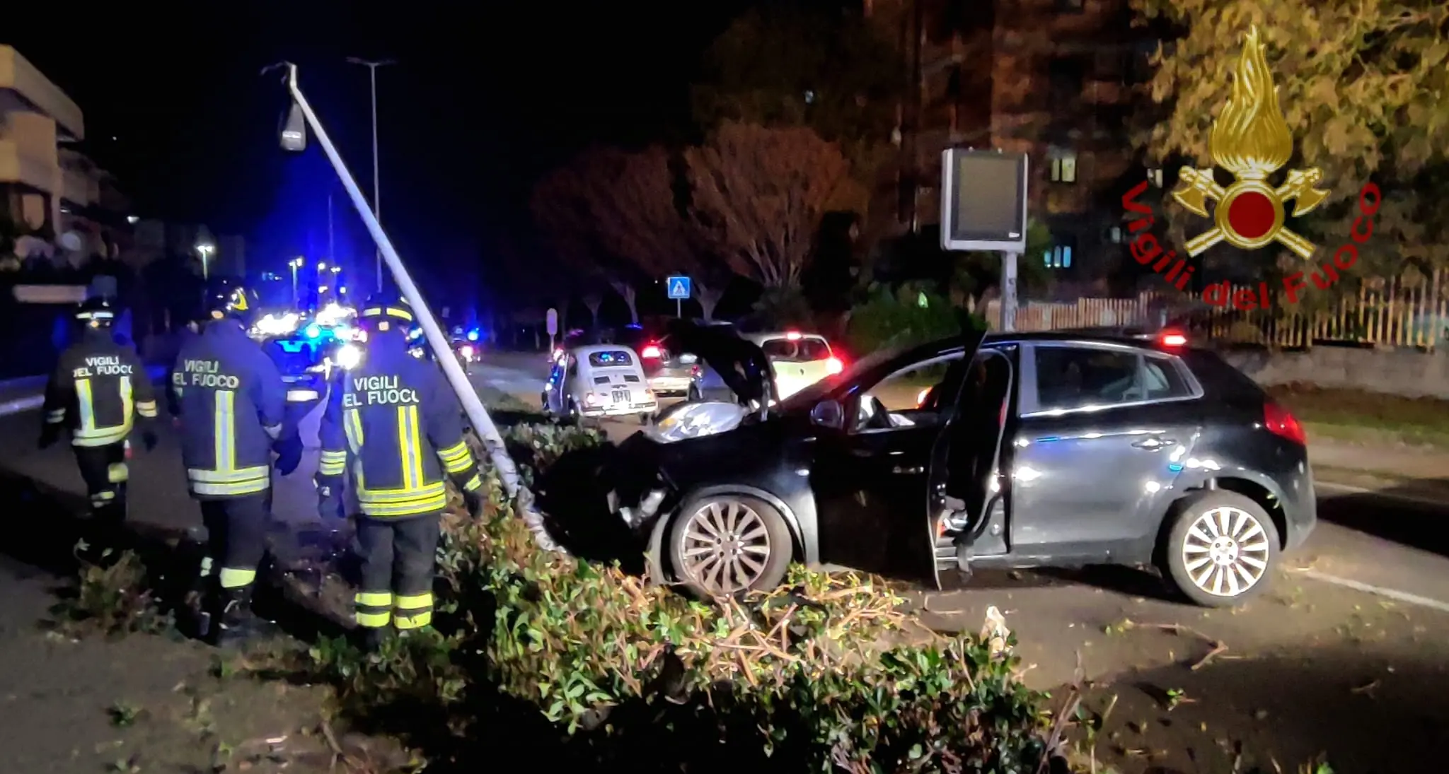 Perde il controllo dell’auto in via Torricelli e finisce contro un palo