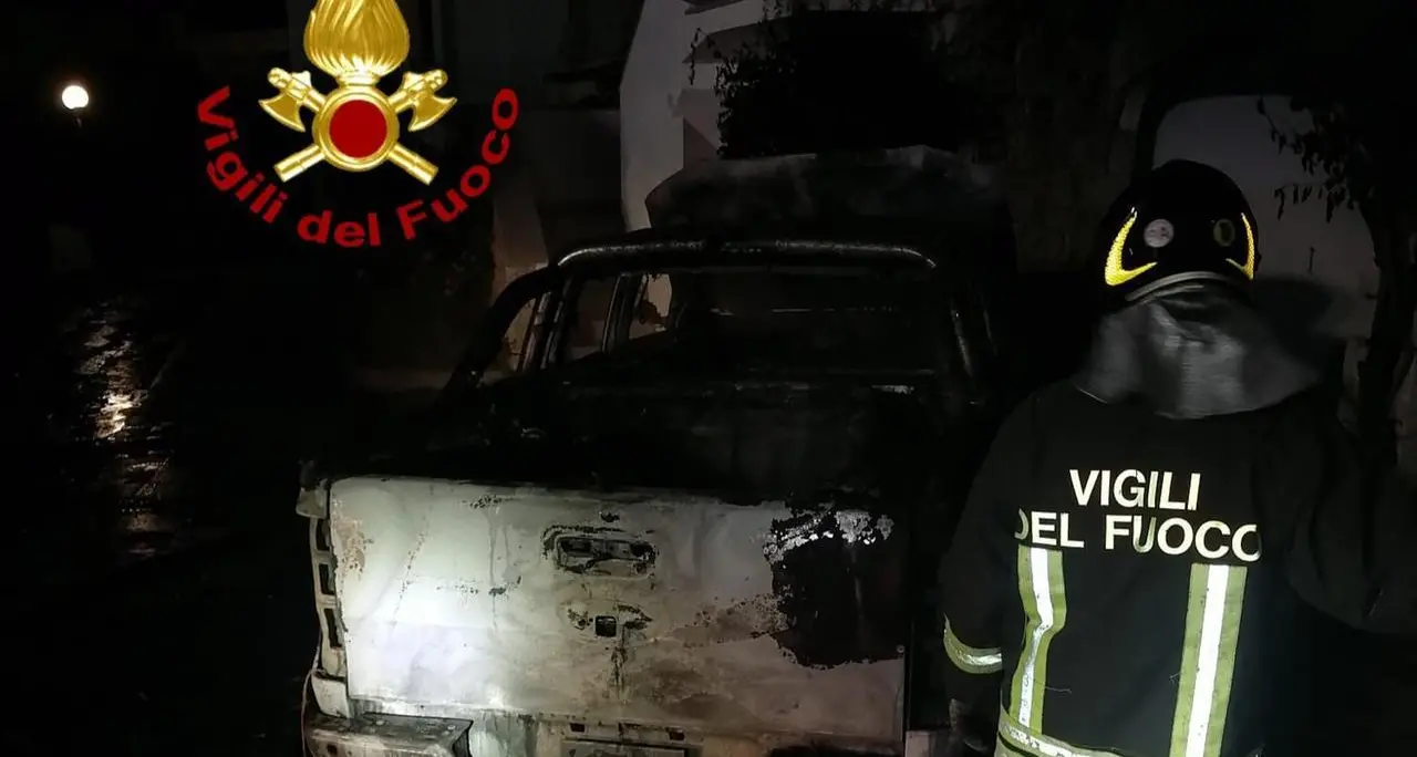 Pickup in fiamme: sospetto incendio doloso