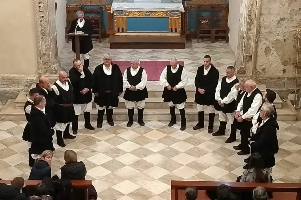 <p>Coro di Uri, foto Facebook</p>\\n