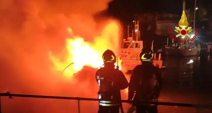 Notte di fuoco ad Alghero: imbarcazioni in fiamme nel porto di Fertilia