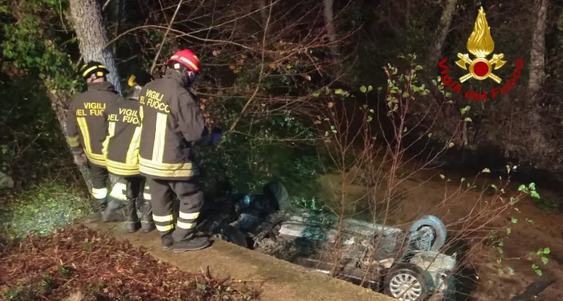 Incidente sulla SP38: auto con a bordo 3 giovani finisce nel torrente a Sant'Antonio di Gallura
