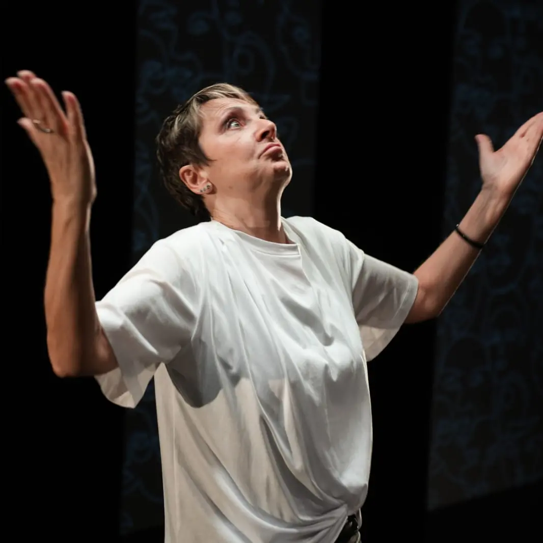 Debora Villa manda in TILT i teatri della Sardegna