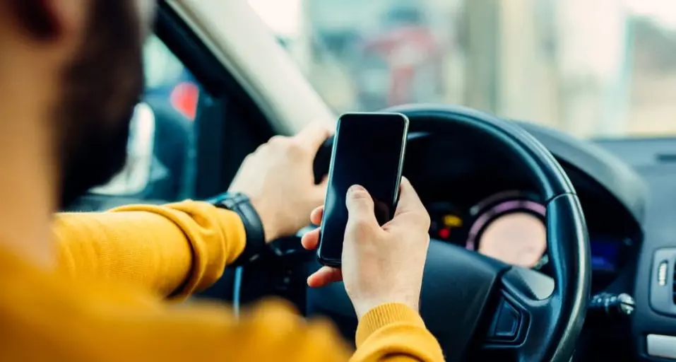 Napoli, prima multa per uso del cellulare alla guida con il nuovo codice della strada