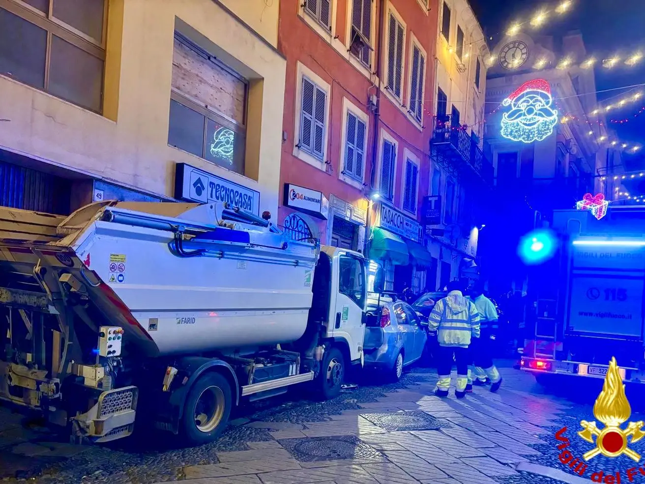 Incidente all'alba a Sassari: auto colpisce tre veicoli e ferisce gravemente un pedone