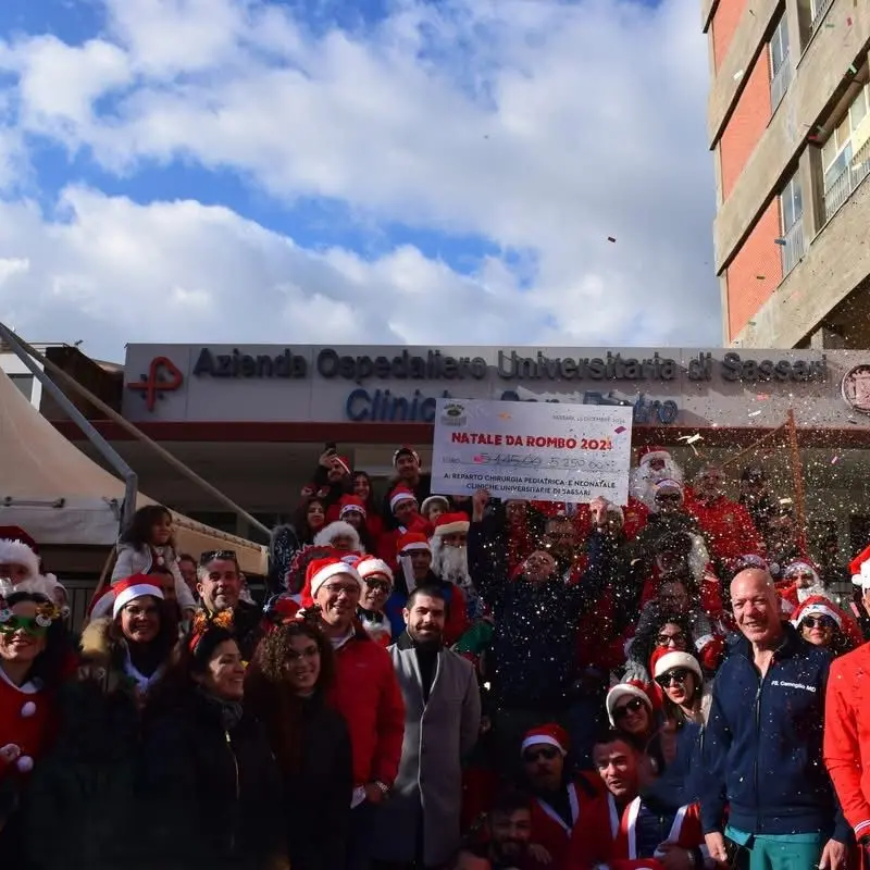 Natale di solidarietà: Babbi Natale, elfi e un corteo festoso per i bambini dell’Aou