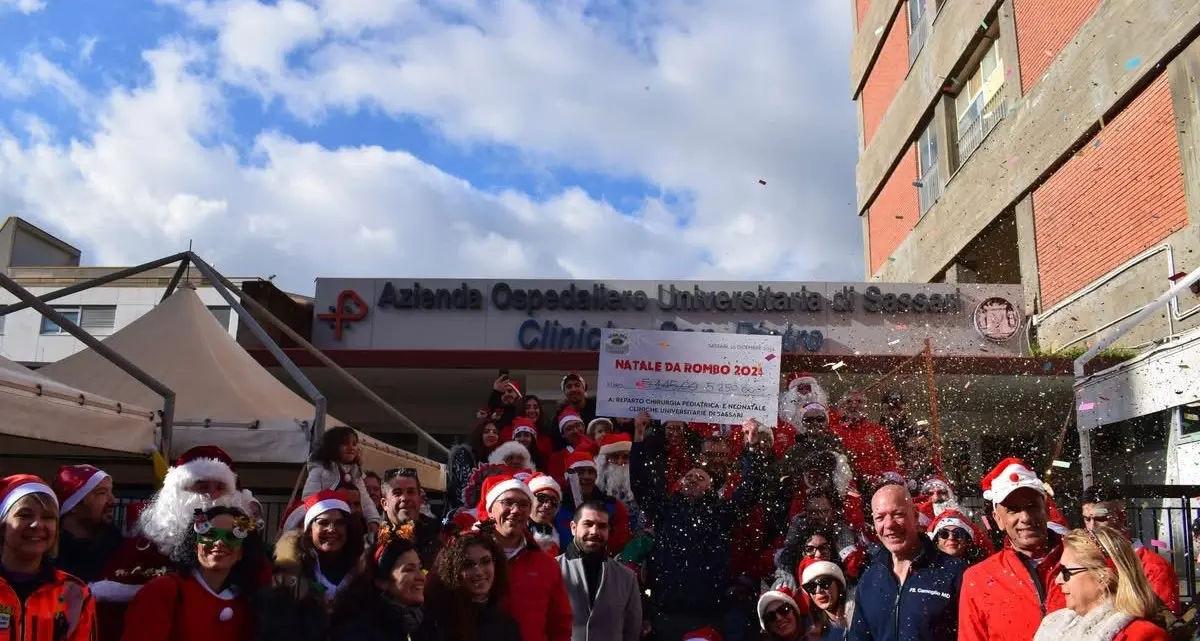 Natale di solidarietà: Babbi Natale, elfi e un corteo festoso per i bambini dell’Aou