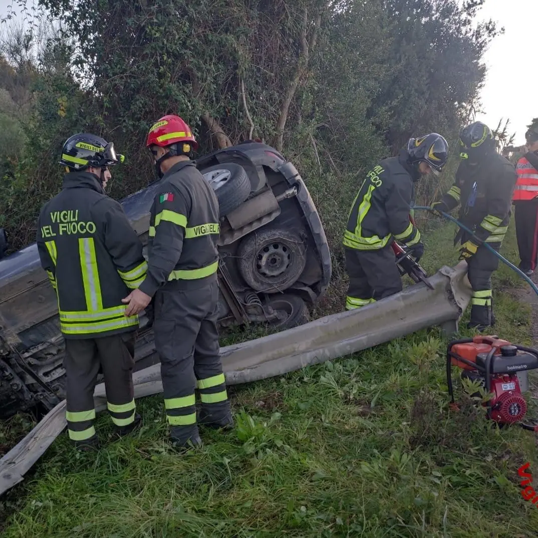 Perde il controllo dell'auto ed esce fuori strada sulla Sassari-Ittiri