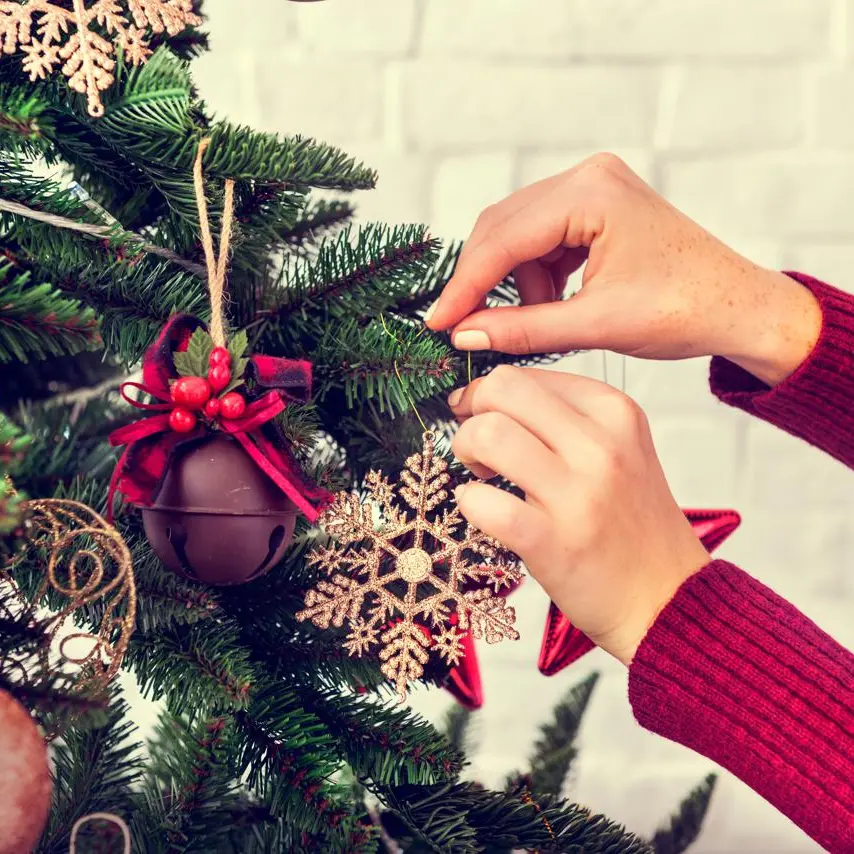 Natale tra decorazioni e luminarie, il decalogo per evitare incidenti domestici