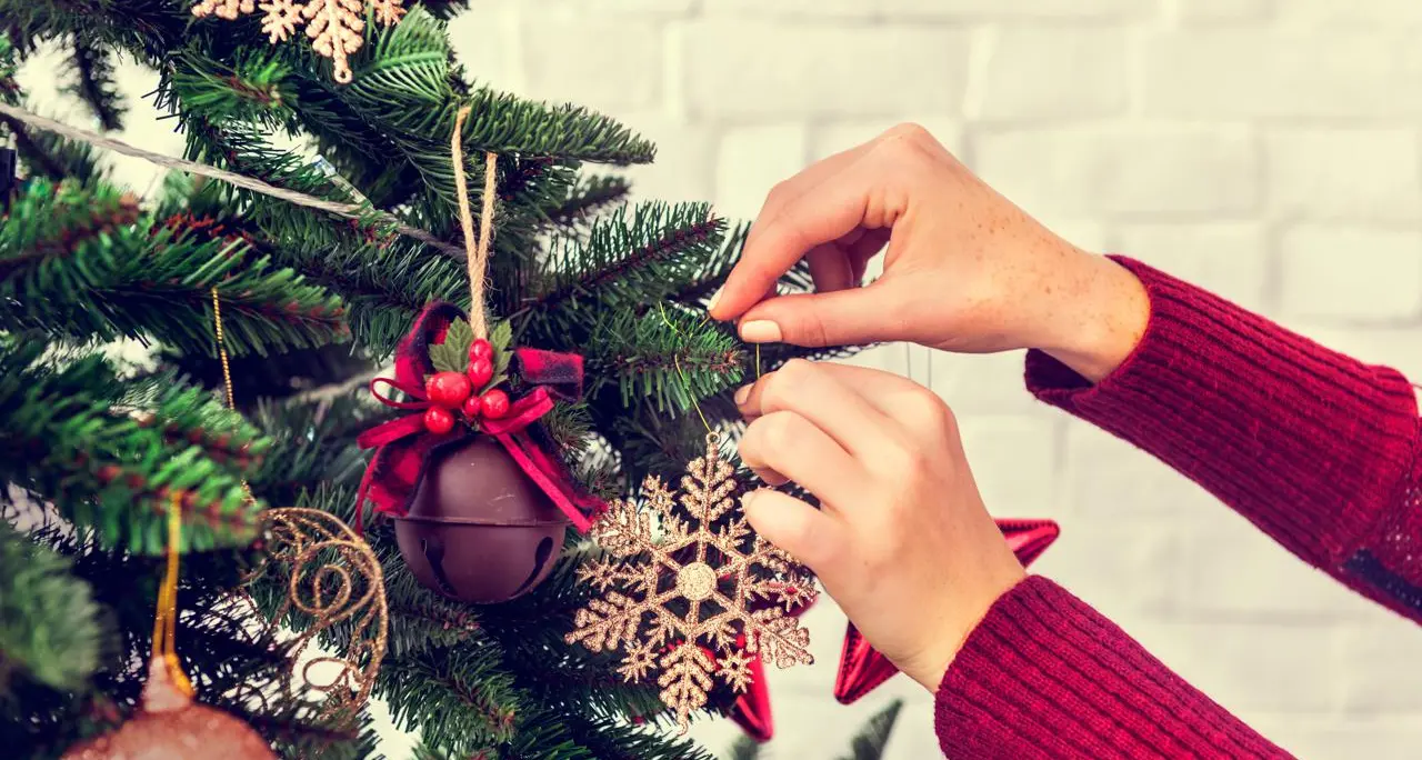 Natale tra decorazioni e luminarie, il decalogo per evitare incidenti domestici