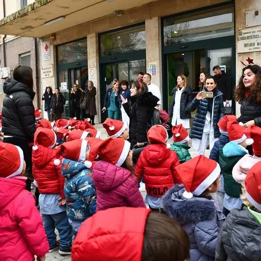 Piccoli \"Babbi Natale\" portano gioia negli ospedali