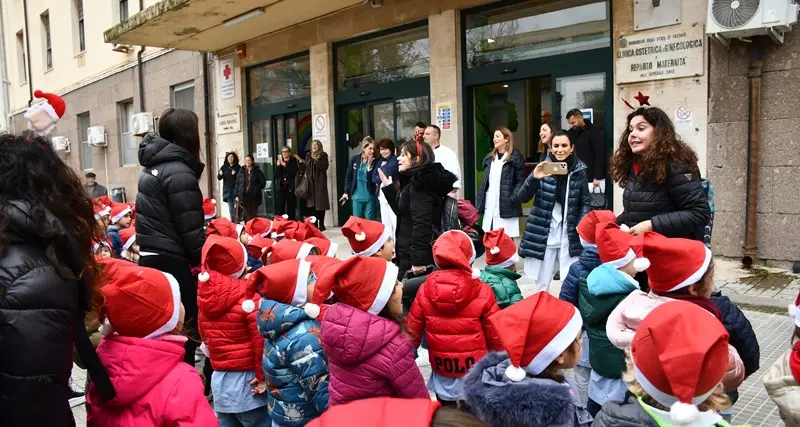 Piccoli \"Babbi Natale\" portano gioia negli ospedali