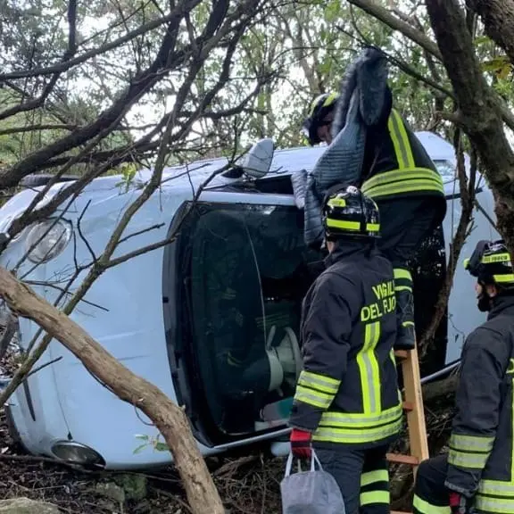 Strada ghiacciata: auto si ribalta con a bordo una giovane conducente