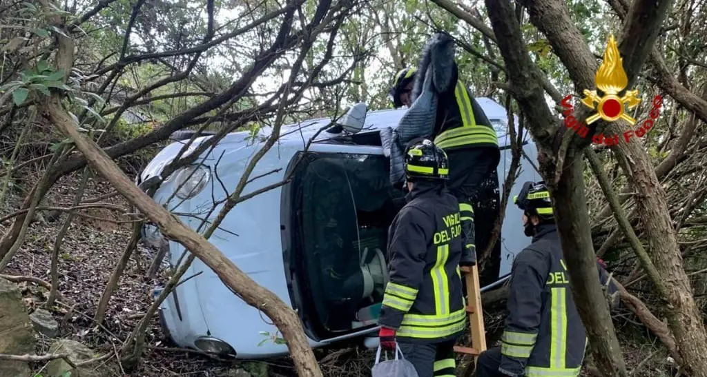 Strada ghiacciata: auto si ribalta con a bordo una giovane conducente