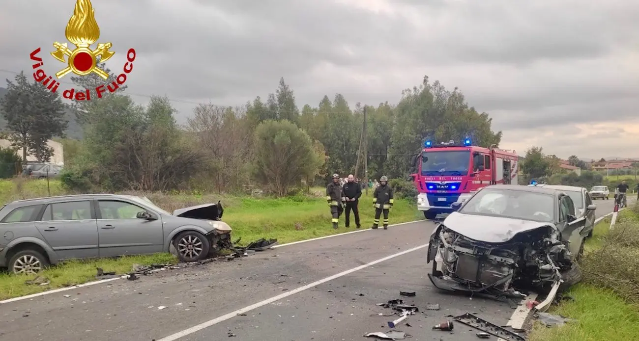 Scontro tra auto a Nuxis, due giovani in ospedale