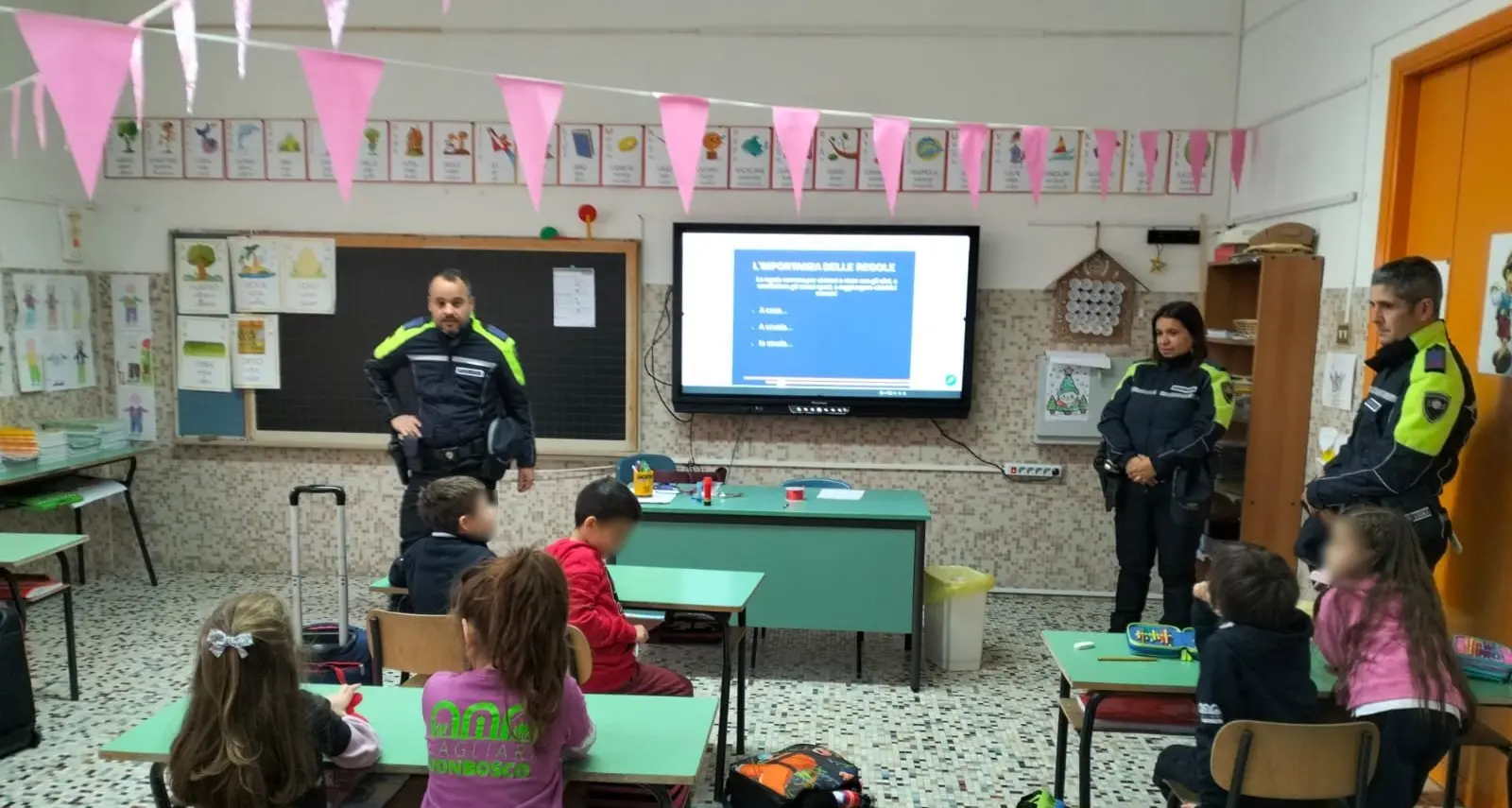 Lezioni di sicurezza stradale per i più piccoli: la Polizia locale in prima linea