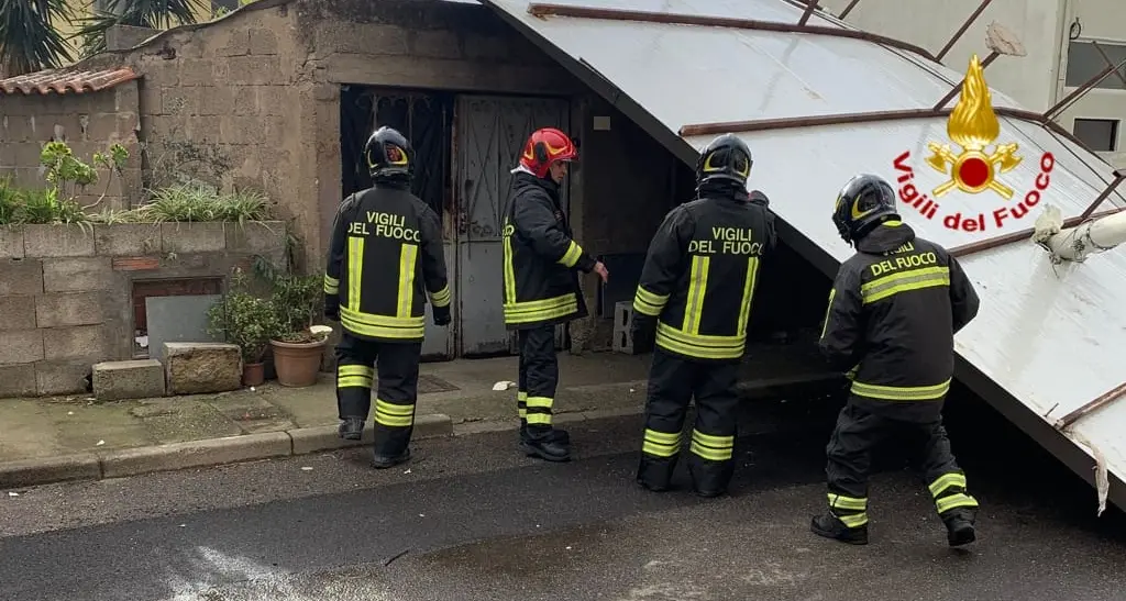 Sardegna sferzata dal vento: centinaia le chiamate ai Vigili del Fuoco