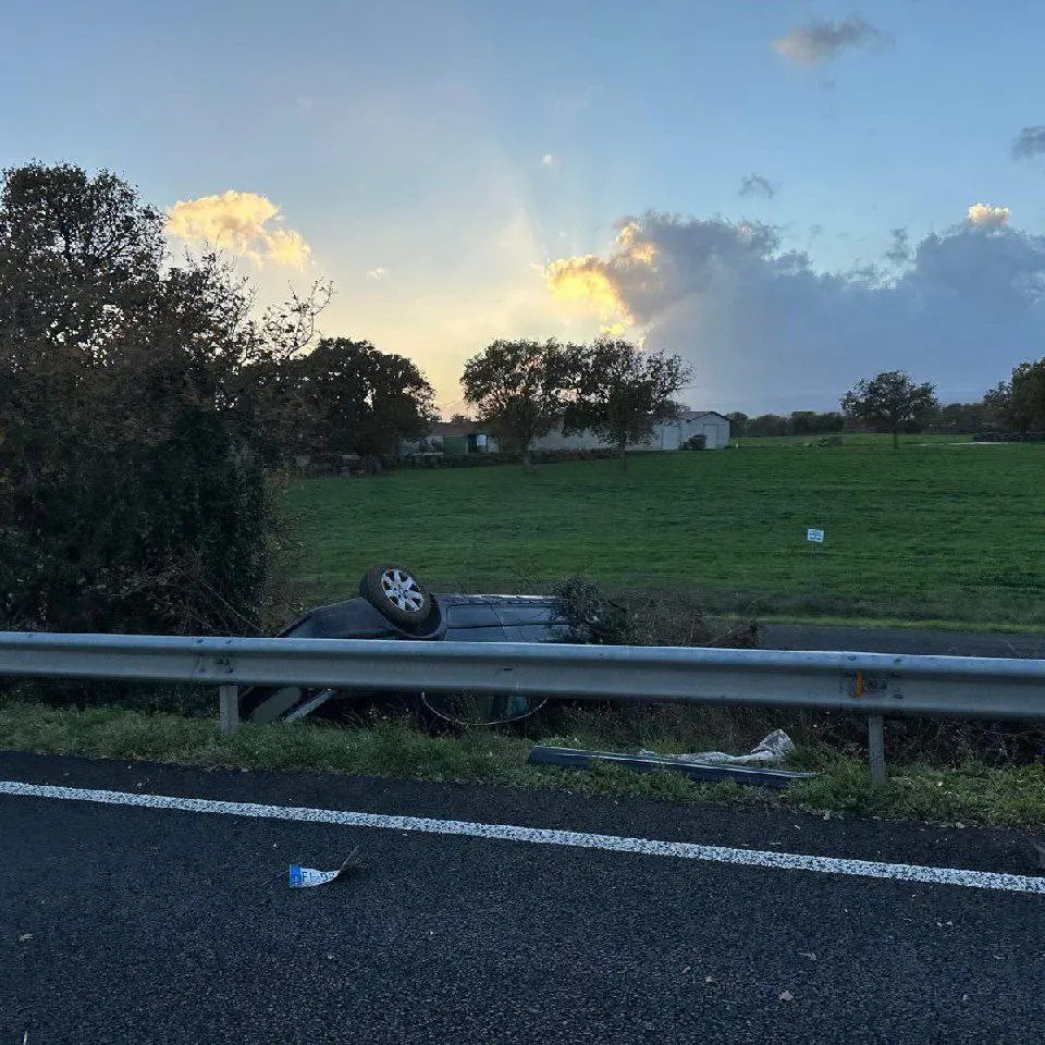 Incidente sulla SS 131: auto fuori strada e traffico deviato