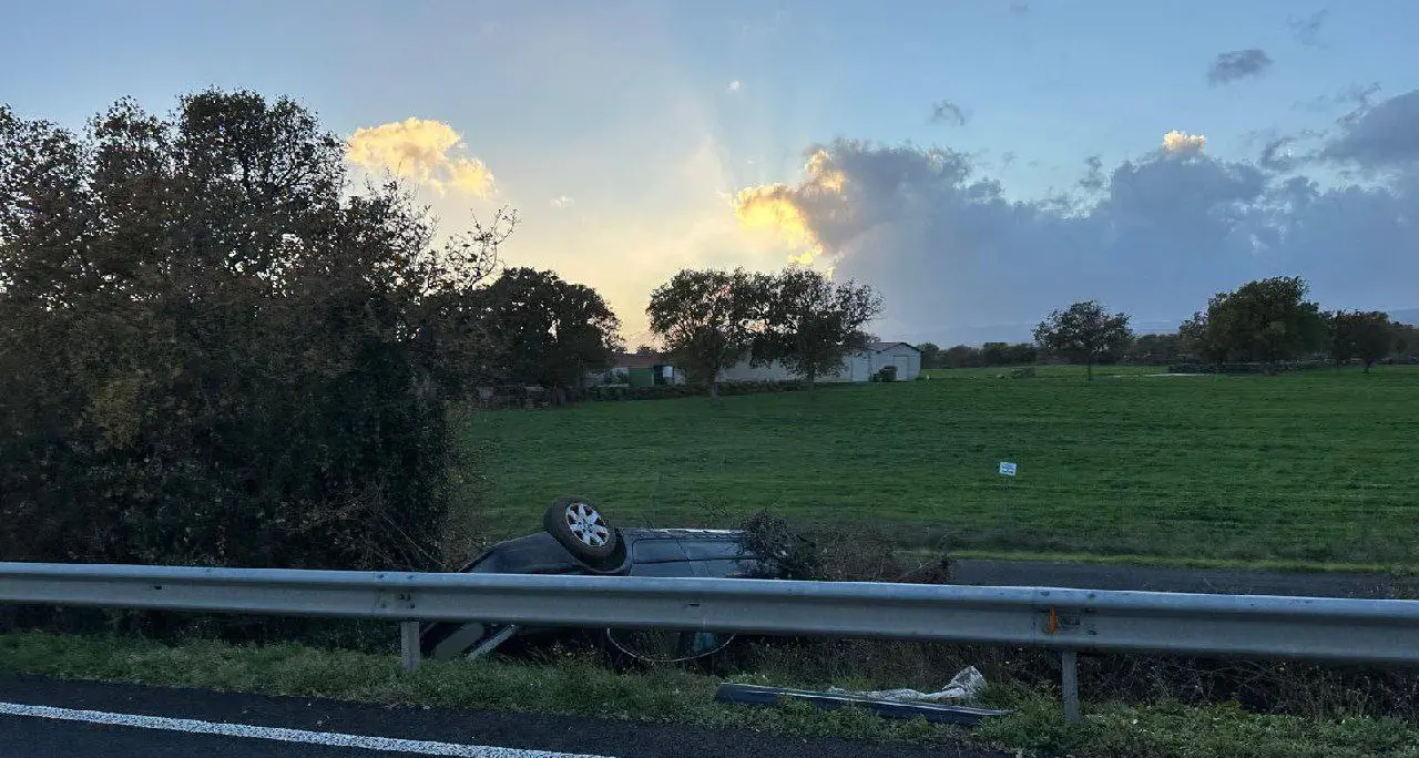 Incidente sulla SS 131: auto fuori strada e traffico deviato