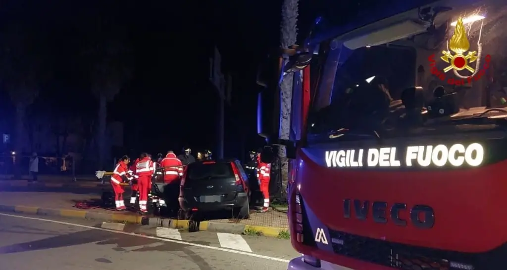 Auto contro palo a Cagliari: conducente estratto dalle lamiere