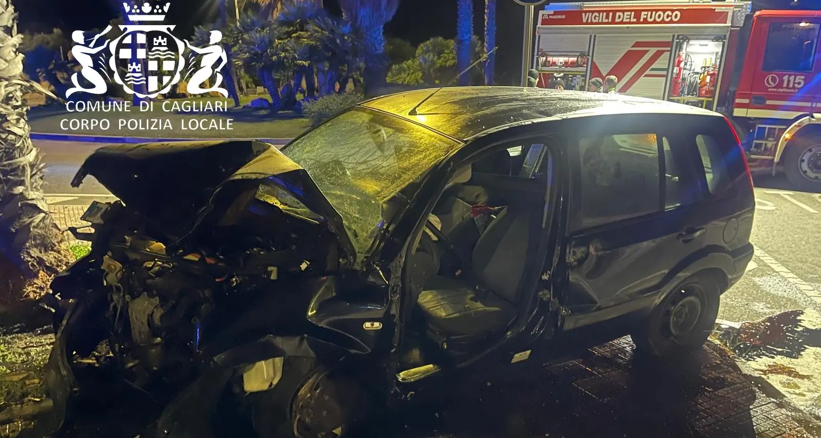 Auto contro palma a Cagliari: conducente estratto dalle lamiere