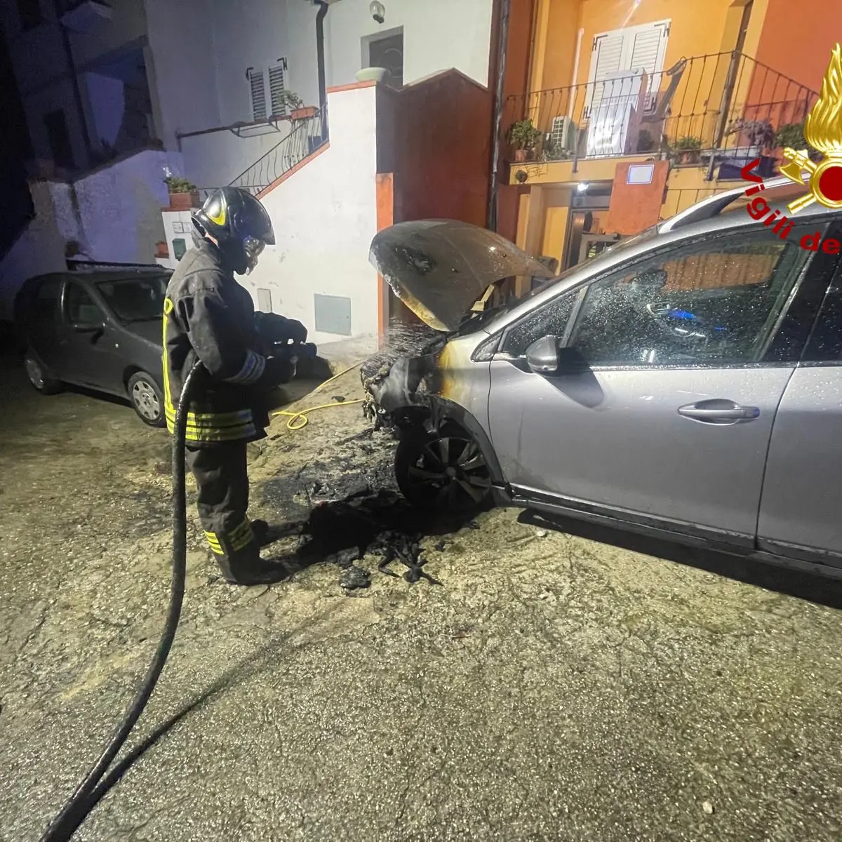 Incendio doloso a Nuoro: auto distrutta dalle fiamme nella notte