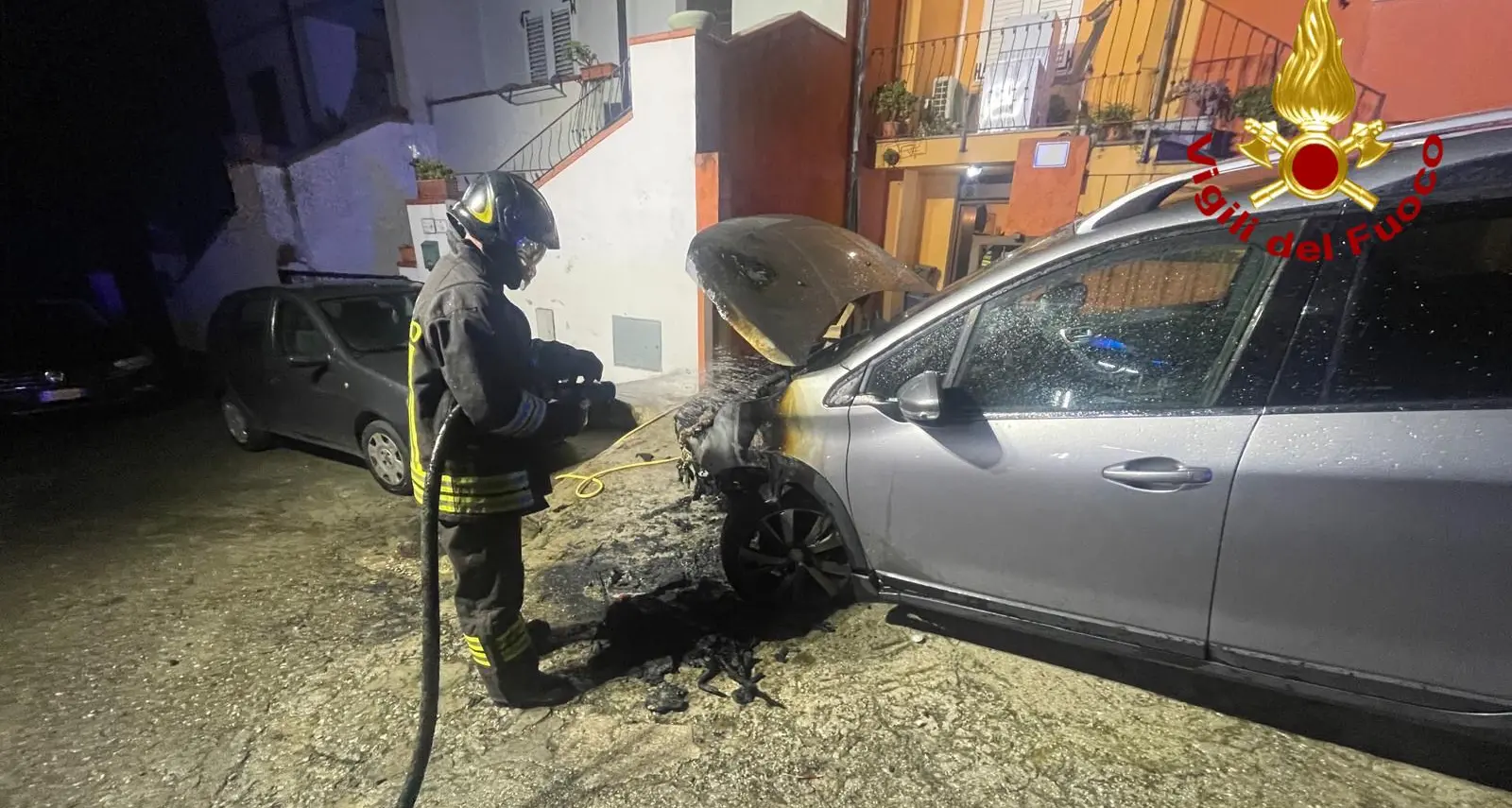Incendio doloso a Nuoro: auto distrutta dalle fiamme nella notte