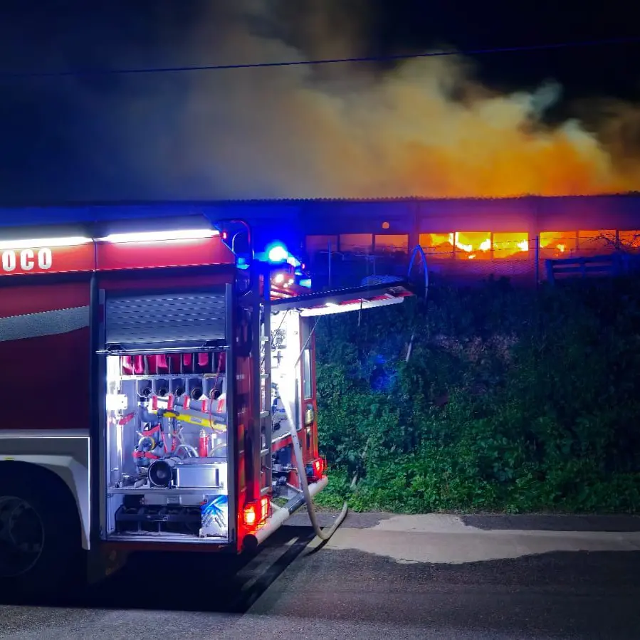 Fienile in fiamme a Siniscola: lungo intervento dei Vigili del fuoco. IL VIDEO