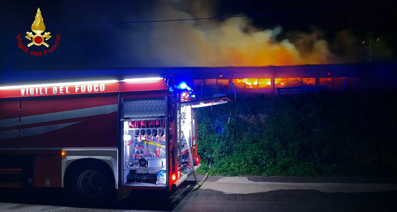Fienile in fiamme a Siniscola: lungo intervento dei Vigili del fuoco. IL VIDEO