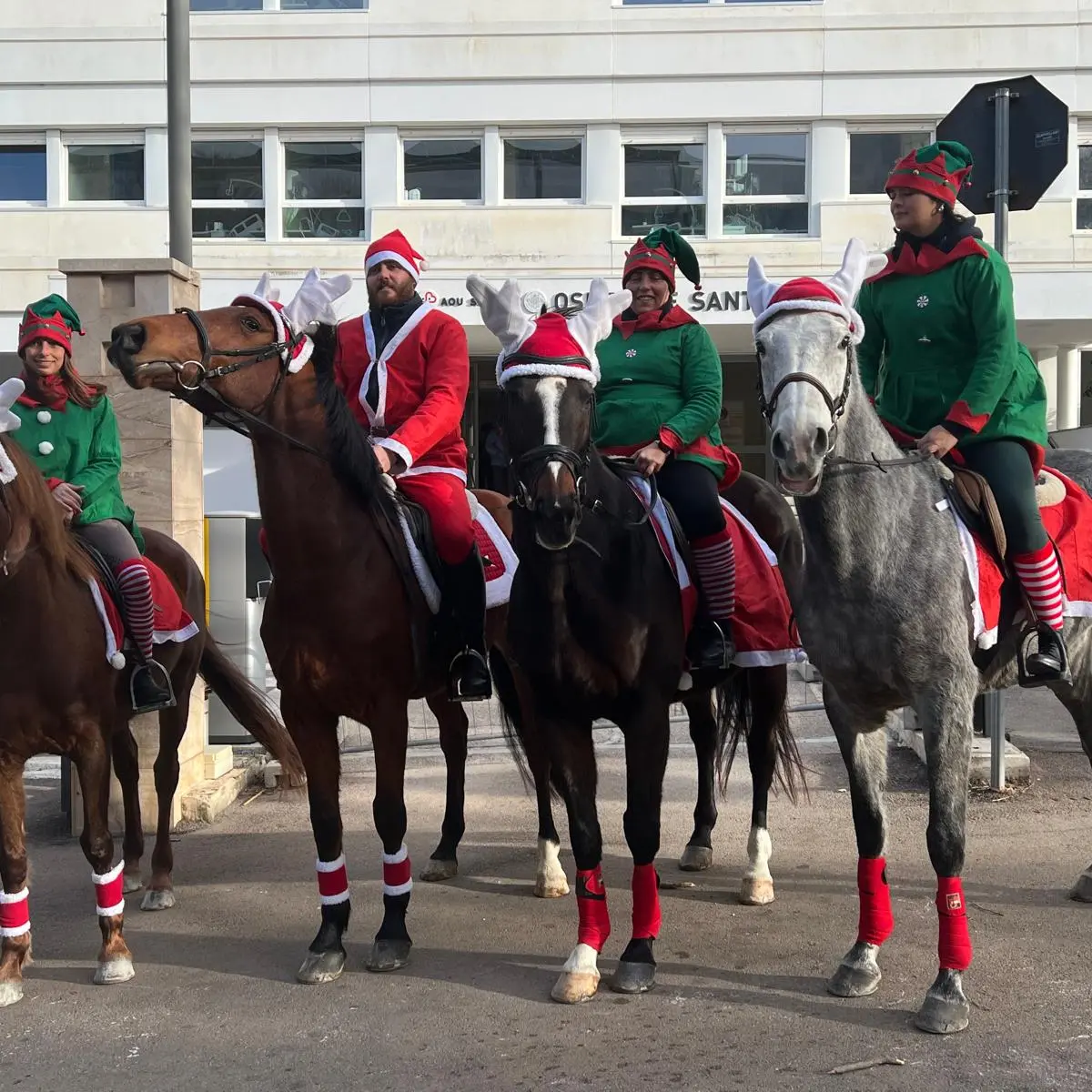 Babbo Natale a cavallo porta speranza ai pazienti oncologici di Sassari