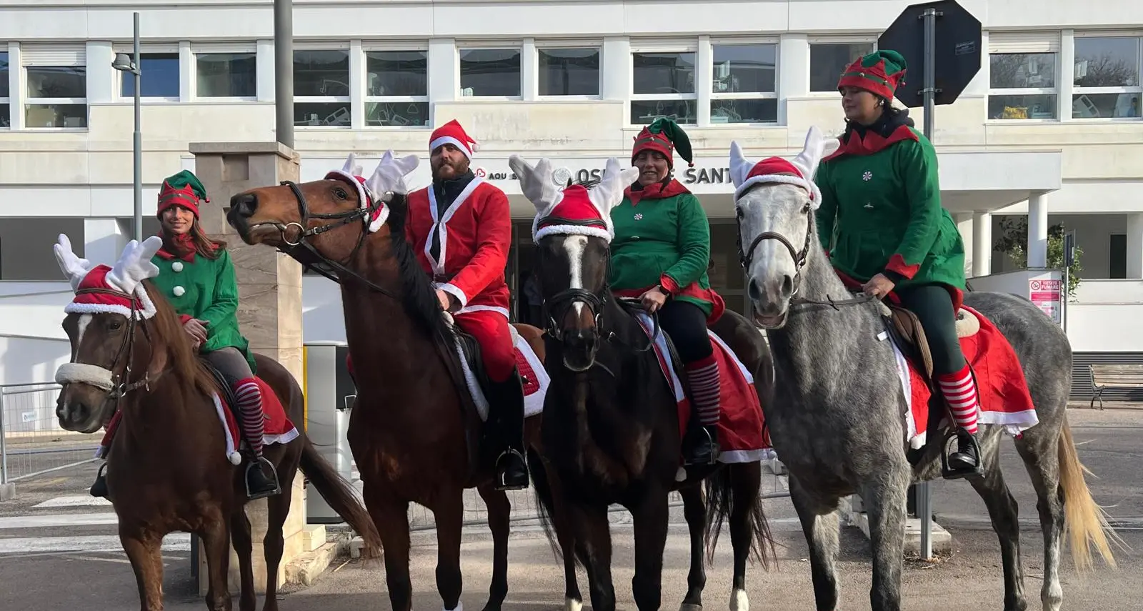Babbo Natale a cavallo porta speranza ai pazienti oncologici di Sassari