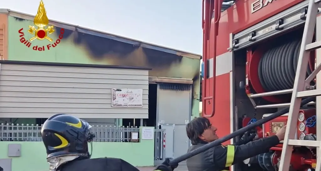 Incendio in un'officina a Ozieri: intervento dei Vigili del Fuoco