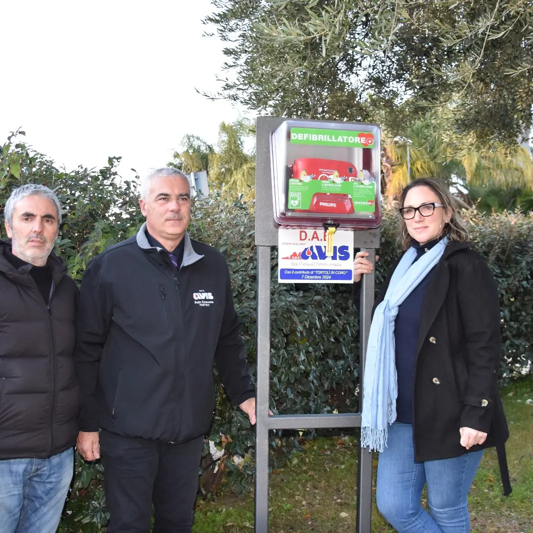 Inaugurazione di un defibrillatore e di cinque panchine pubbliche donate dall’Avis Tortolì