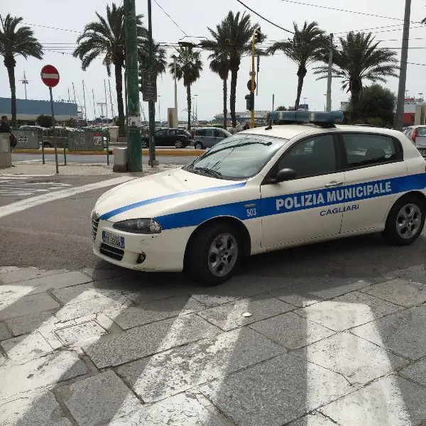 Chiusi stabilimento balneare e pizzeria a Cagliari: multe salate per i titolari