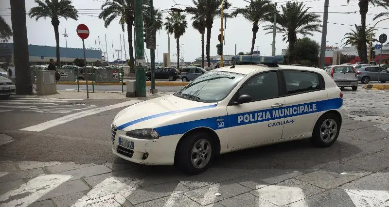 Chiusi stabilimento balneare e pizzeria a Cagliari: multe salate per i titolari