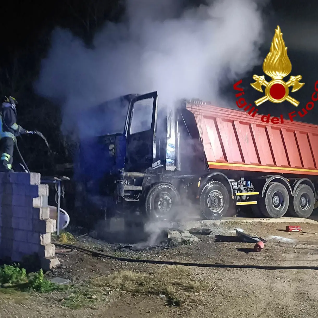 Incendio a Siniscola: coinvolti due mezzi pesanti di un'azienda